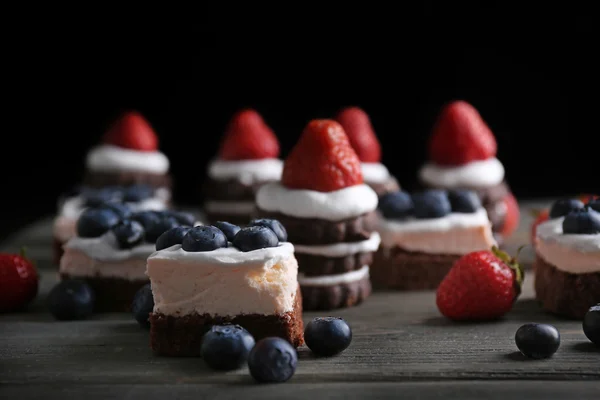 Délicieux gâteaux aux fraises et aux bleuets — Photo