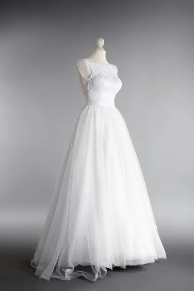 Весільна сукня на манекені — стокове фото