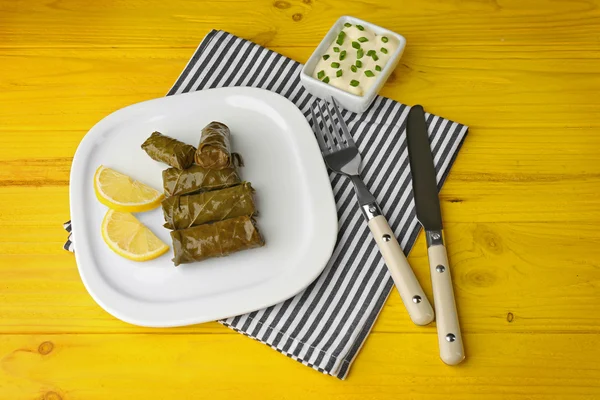 Gevulde Dolma met saus — Stockfoto