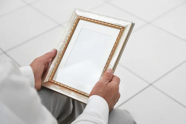 Holding photo frame — Stock Photo, Image