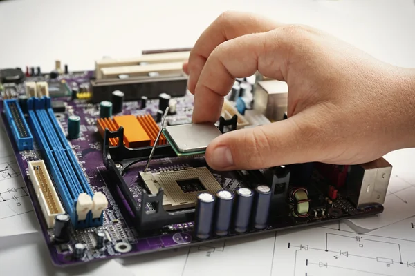 Man installeren microprocessor op een systeemkaart, close-up — Stockfoto