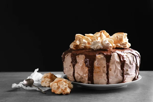 Cake with caramel and meringues on dark background — Stock Photo, Image