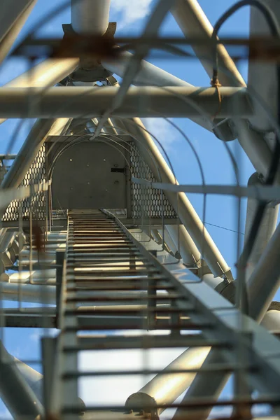 Металлическая конструкция с лестницами, крупным планом — стоковое фото