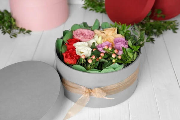 Arreglo floral en caja — Foto de Stock