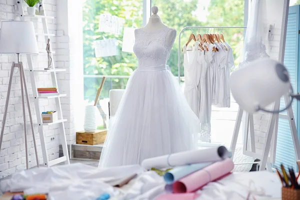 Vestido de novia en el maniquí —  Fotos de Stock