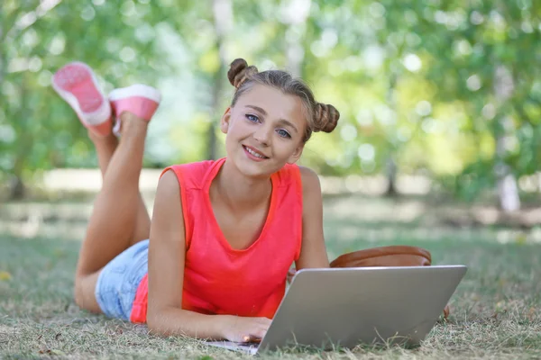 Menina bonito jovem — Fotografia de Stock