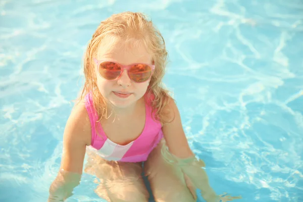 Liten Flicka Poolen Solig Dag — Stockfoto