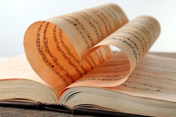 Heart shape made from book pages — Stock Photo, Image