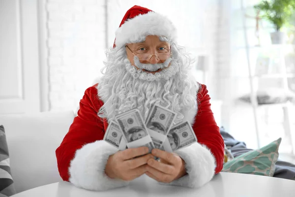 Papá Noel con dinero en casa — Foto de Stock