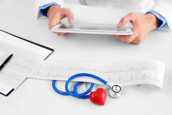 Стетоскоп і кардіограма на таблиці лікарів — стокове фото