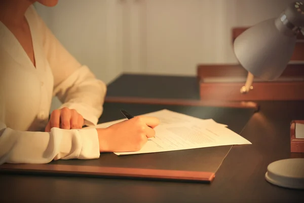 Vrouw ondertekening van belangrijke documenten — Stockfoto