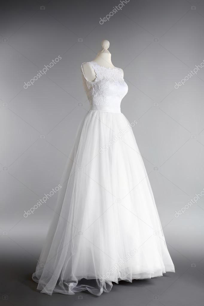 vestido de novia en maniquí — fotos de stock © belchonock #126472836