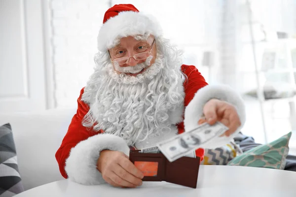 Cartera de Santa Claus con dinero y tarjeta de crédito en casa — Foto de Stock