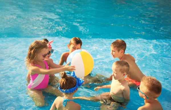 Kleine Kinder im Schwimmbad — Stockfoto