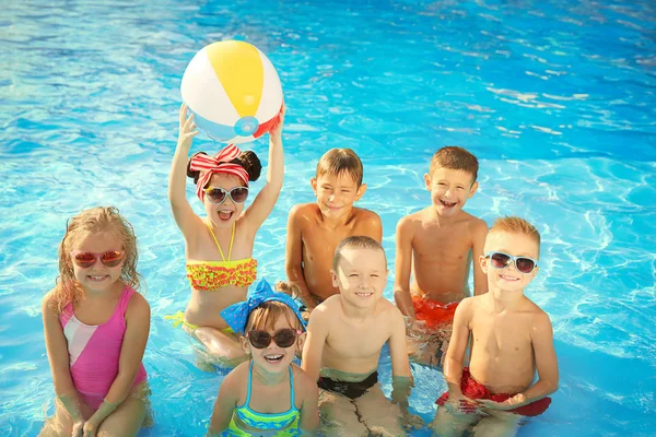 Kleine Kinder Sonnigen Tag Schwimmbad — Stockfoto