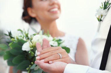 Damat ve gelin el ele tutuşuyorlar