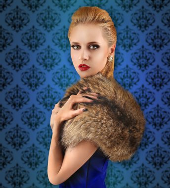 Vintage desen arka plan, lüks yaşam tarzı kavramı üzerinde kürk pelerinli zarif kadın