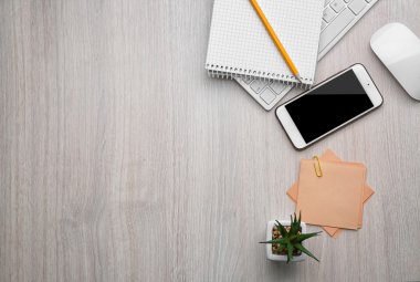 Ahşap arka plan üzerinde Office Araçları