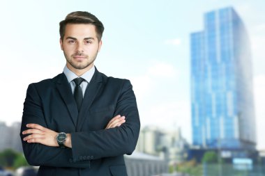 Bulanık bina arka plan üzerinde iş adamı. Avukat ve noter kavramı.