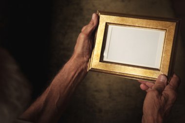 İhtiyar tutarak ve fotoğraf çerçevesi seyir