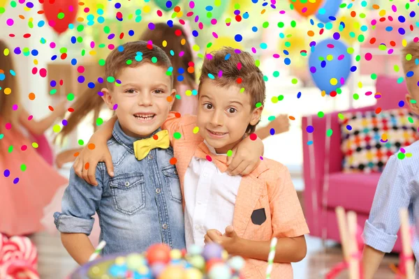 Drôle Les Enfants Fête Anniversaire Dans Chambre Décorée — Photo