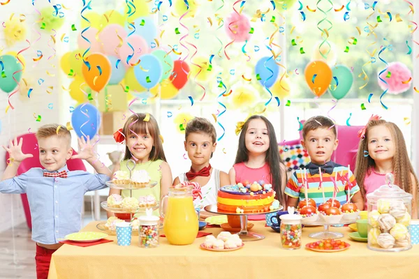 滑稽的孩子在生日聚会在装饰的房间 — 图库照片