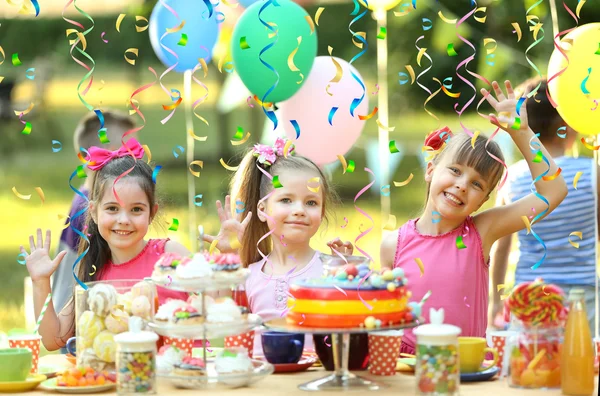 Bambini Seduti Tavola Che Festeggiano Compleanno Nel Parco — Foto Stock