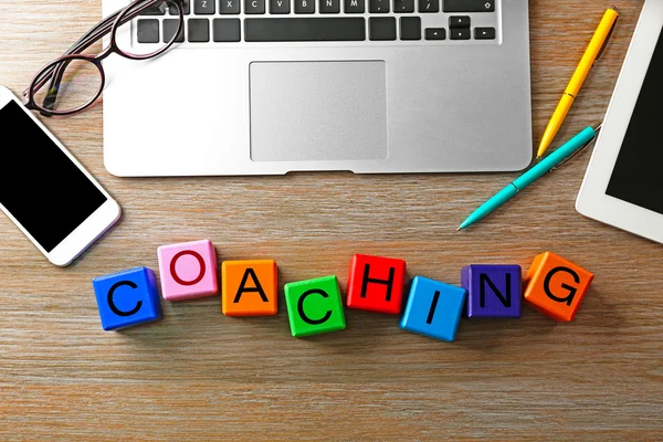 Conceito de coaching. Cubos de madeira na mesa — Fotografia de Stock