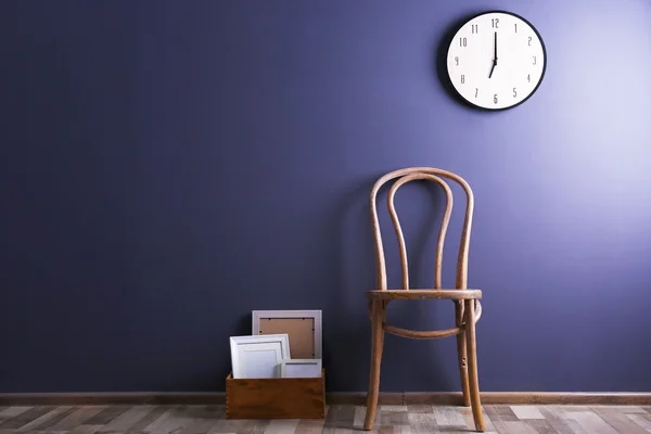 Elegante silla con decoraciones en fondo de pared oscura —  Fotos de Stock