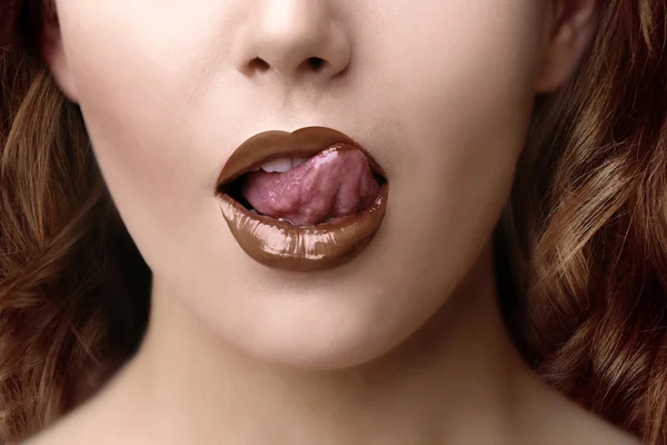 Chica con labios de chocolate —  Fotos de Stock