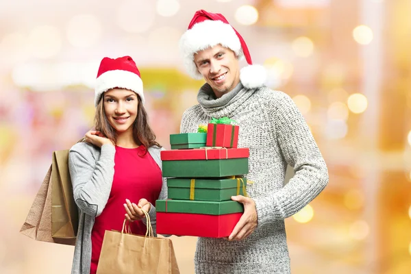 Couple with Christmas purchases — Stock Photo, Image