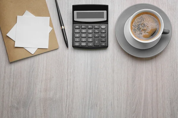 Чашка кофе с офисными инструментами — стоковое фото