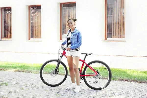 Junge Frau mit Fahrrad — Stockfoto