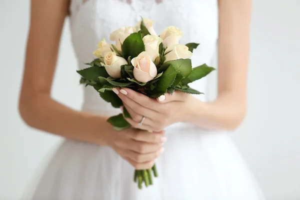 Noiva em vestido bonito segurando buquê de casamento — Fotografia de Stock