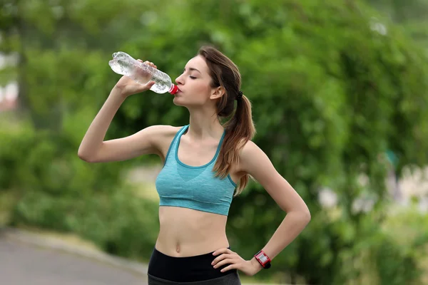 Jovem Mulher Bebendo Água Após Correr Parque — Fotografia de Stock