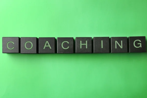 Conceito de coaching. Cubos de madeira sobre fundo branco — Fotografia de Stock