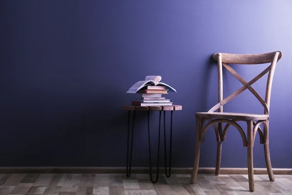 Chaise élégante avec décorations sur fond de mur sombre — Photo