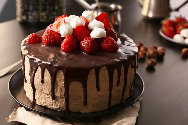 Вкусный торт с зефиром и клубникой, крупным планом — стоковое фото