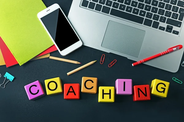 Portátil Con Smartphone Mesa Coaching Concepto Educación — Foto de Stock