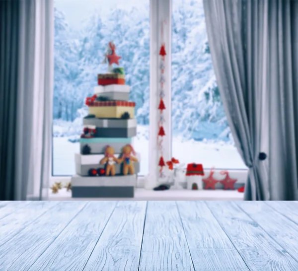 Table en bois sur fond flou de fenêtre d'hiver — Photo