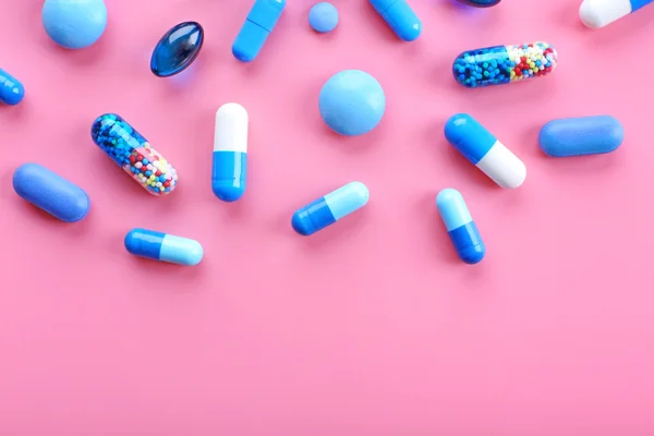 Синій колір таблетки — стокове фото