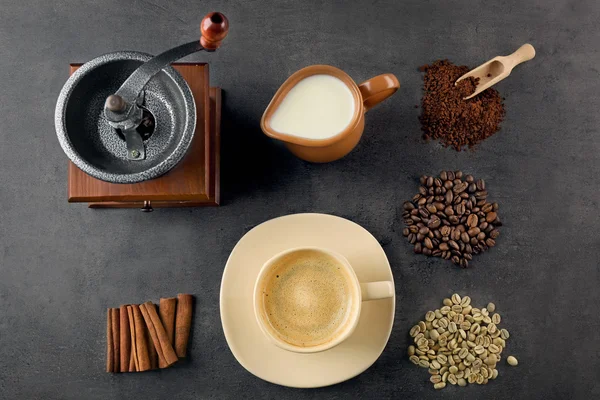 Hal-hal untuk menyiapkan kopi dengan latar belakang abu-abu — Stok Foto