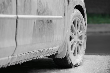 Arabanın beyaz kabarık köpük, araba yıkama kavramı içinde