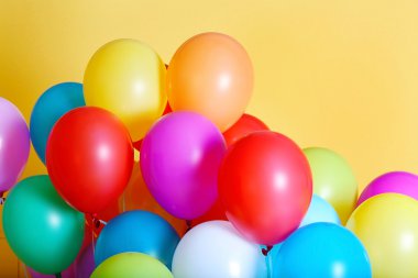 renkli doğum günü balonları 