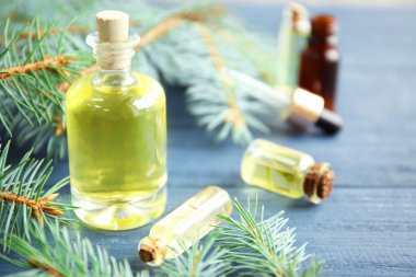 Şişe kozalaklı uçucu yağ ve ahşap arka plan dallarda