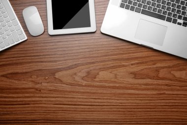 Ahşap arka plan üzerinde Office Araçları