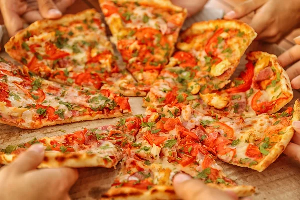 Vrienden die pizza eten — Stockfoto