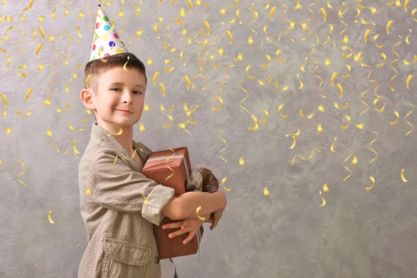 Kleiner Junge Mit Halter Geschenkbox — Stockfoto