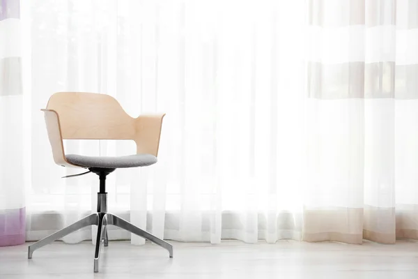 Jednoduchý interiér s stolička — Stock fotografie