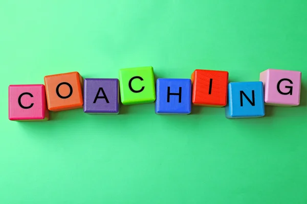 Coaching concept. Houten kubussen op groene achtergrond — Stockfoto